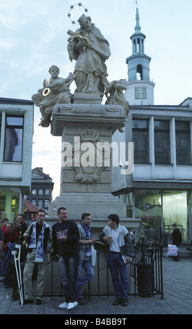 Lech Poznan-Fußball-Fans in der Altstadt in Poznan, Polen Stockfoto