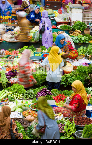 Asien, Malaysia, Kelantan Zustand, Kota Bahru, Frauen verkaufen Obst und Gemüse in den Städten Zentralmarkt Stockfoto