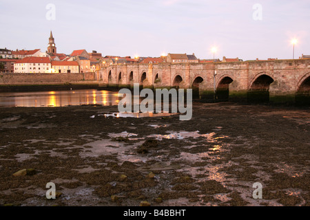 Stadt des Berwick-upon-Tweed, England. 17. Jahrhundert alte Brücke über den Fluss Tweed mit Berwick Stadtmitte im Hintergrund. Stockfoto