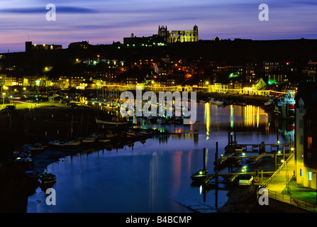 Abenddämmerung Blick auf Hafen von Whitby und Abtei Stockfoto
