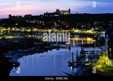 Abenddämmerung Blick durch den Hafen von Whitby in Richtung der Abtei Stockfoto