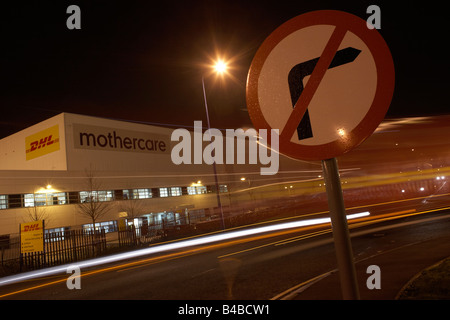 Nein-rechts abbiegen Schild neben der Mothercare Einrichtungen im DIRFT Lager Logistikpark in Daventry Stockfoto