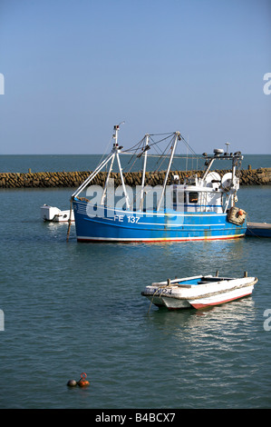 Angelboote/Fischerboote vertäut im Hafen von Folkestone Stockfoto