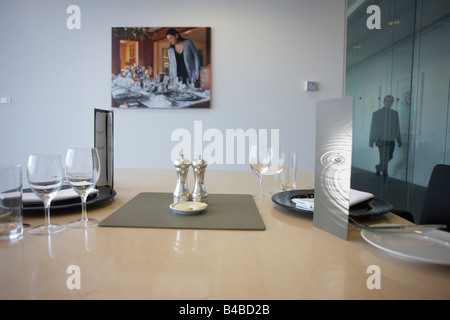 Obersten Etage Restaurant executive-Lunch-Sitzungen in einer Wirtschaftsprüfungsgesellschaft Zentrale in London vorbereitet Stockfoto