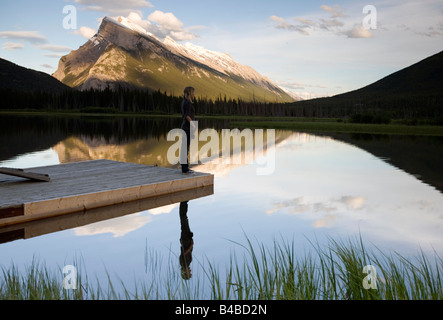 Blick auf Frau und Mount Rundle spiegelt im See Vermilion, Banff Nationalpark, Alberta, Kanada. Stockfoto