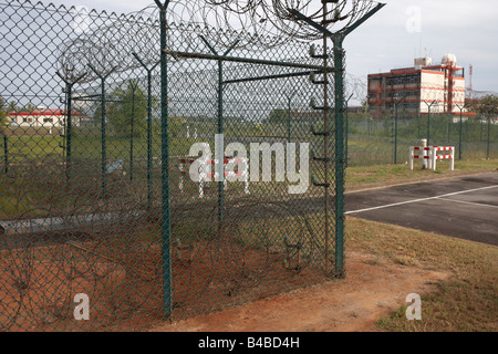 Stacheldraht zu sichern und Fechten hält Eindringlinge aus der Europäischen Weltraumorganisation Neptun Gebäude in Französisch-Guayana Stockfoto