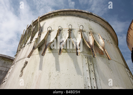 Rosten Europropulsion Ariane 5 liegen Rocket Booster Teile auf einer tropischen Brache in Kourou Raumfahrtzentrum der European Space Agency Stockfoto