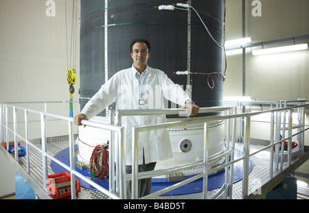 Französischer Techniker Manager mit Ariane-5 Rakete Booster im Europropulsion Booster Integration Gebäude am European Space Agency Stockfoto