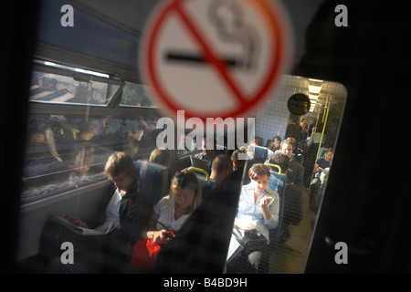 Pendler und No Smoking anmelden ein Eisenbahnwagen Zug Reisen in London zwischen Victoria und London Bridge Station Stockfoto