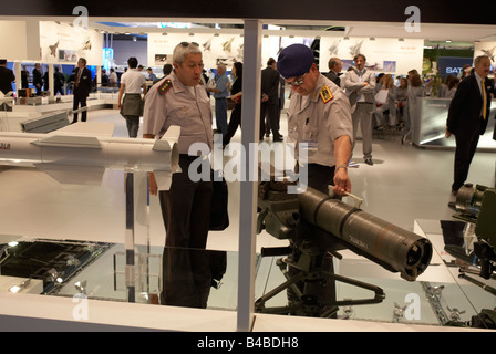 Zwei Offiziere aus Ecuador bewundern eine Boden-Luft-"PARS 3 LR" Rakete auf der Paris Air Show Stockfoto