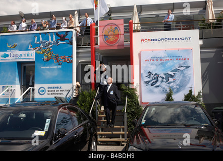 Zuschauer bei den französischen Capgemini und Russische Verteidigung exportieren Chalets sehen Flugvorführungen außerhalb während der Paris Air Show Stockfoto