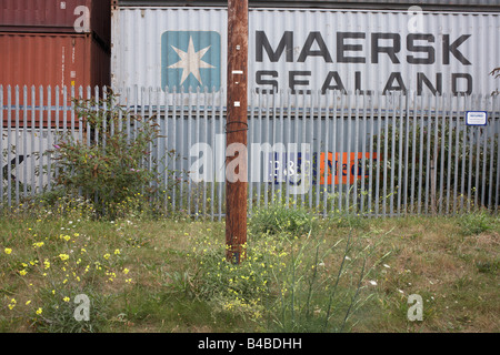 Maersk Sealand und P & O Versandbehälter und Zaun Sicherheitslandschaft bei Tilbury Docks perimeter Stockfoto