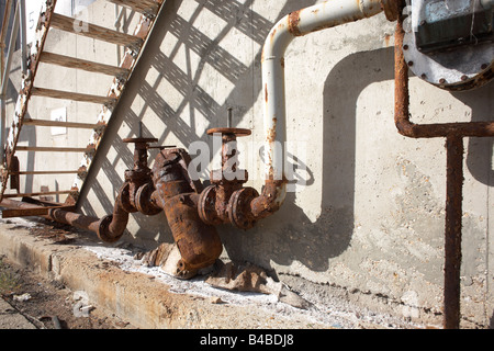 Die Schatten der Rost industrielle Rohrleitungen und Ventile auf verlassenen Fabrikgelände auf einer Brache in Gravesend, Thames Gateway Stockfoto