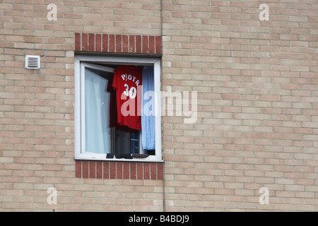Ein polnischer Fußball-Trikot von Piotr trocknet auf einem Hangar in einem geöffneten Fenster Ibis Hotel in industriellen West Thurrock Stockfoto