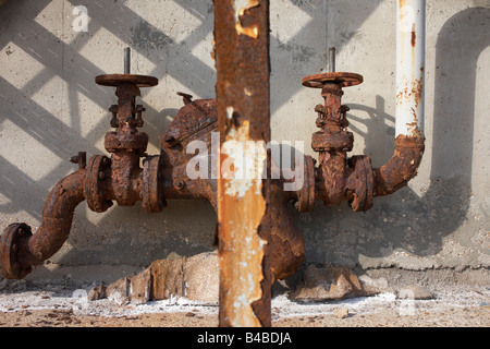 Die Schatten der Rost industrielle Rohrleitungen und Ventile auf verlassenen Fabrikgelände auf einer Brache in Gravesend, Thames Gateway Stockfoto