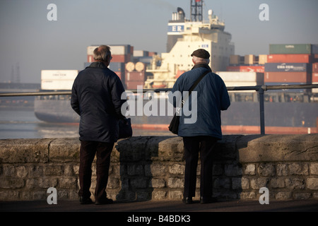 Der Frachter "CMA CGM Türkei" erleichtert die Vergangenheit zwei ältere Spotter versenden, die die Details auf der Themse anmelden Stockfoto