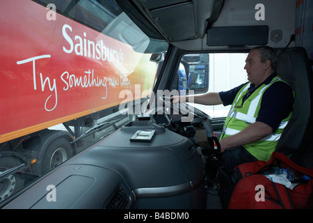 Ein LKW-Fahrer ist bereit, Sainsbury 700.000 Quadratfuß (57, 500sq m) Supermarkt Verkaufslager Waltham Zeitpunkt verlassen Stockfoto