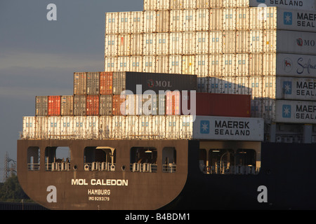 Riesige Hamburg registrierte Container Frachtschiff auf der Themse erleichtert stromabwärts vorbei an Gravesend und weiter in Richtung offenes Meer Stockfoto