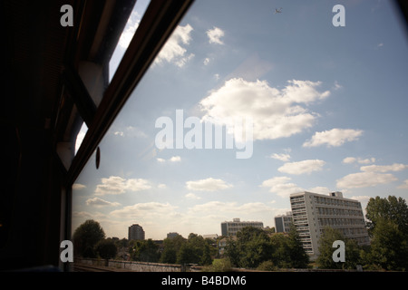 Blick aus dem Fenster auf einer innerstädtischen Landschaft aus der s-Bahn zwischen Denmark Hill und Victoria, Süd-London Stockfoto