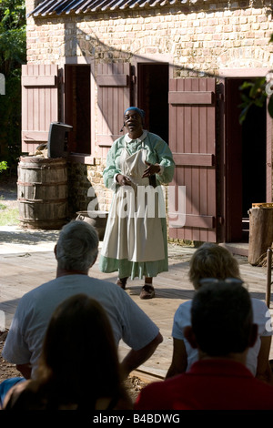 Ein Geschichtenerzähler, gekleidet wie ein Sklave erzählt Geschichten für Touristen an Boone Hall Plantation in Mt. Pleasant SC Toren Charleston Stockfoto