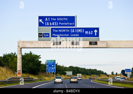 Autobahn, uk Autos auf einer Autobahn in Großbritannien, England, Großbritannien Stockfoto