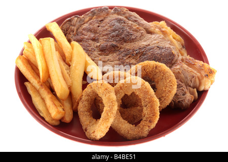 Frisches Rumpsteak Rindfleisch Steak mit Pommes und Zwiebeln gegen einen weißen Hintergrund mit keine Menschen und einen Freistellungspfad isoliert Stockfoto