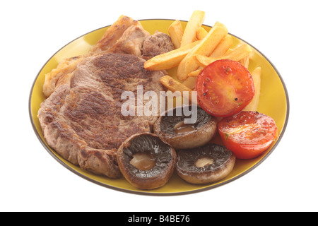 Frische, gesunde Sirloin Rindersteak mit Tomaten, Pilzen und Chips serviert auf einem Teller Isoliert gegen einen weißen Hintergrund mit Keine Personen Stockfoto