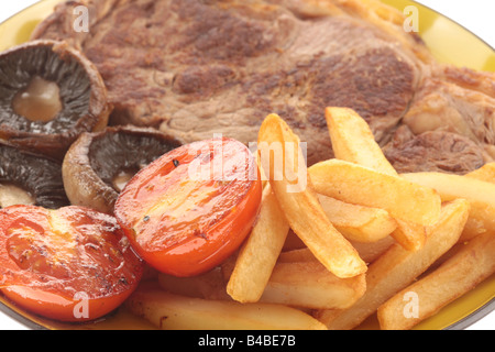 Frische, gesunde Sirloin Rindersteak mit Tomaten, Pilzen und Chips serviert auf einem Teller Isoliert gegen einen weißen Hintergrund mit Keine Personen Stockfoto