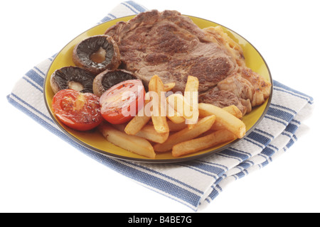 Frische, gesunde Sirloin Rindersteak mit Tomaten, Pilzen und Chips serviert auf einem Teller Isoliert gegen einen weißen Hintergrund mit Keine Personen Stockfoto