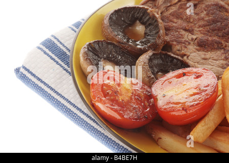 Frische, gesunde Sirloin Rindersteak mit Tomaten, Pilzen und Chips serviert auf einem Teller Isoliert gegen einen weißen Hintergrund mit Keine Personen Stockfoto