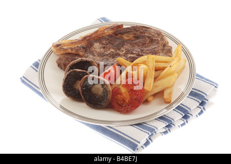 Frische, gesunde Sirloin Rindersteak mit Tomaten, Pilzen und Chips serviert auf einem Teller Isoliert gegen einen weißen Hintergrund mit Keine Personen Stockfoto