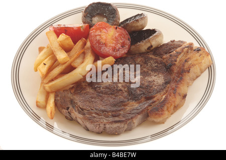 Frische, gesunde Sirloin Rindersteak mit Tomaten, Pilzen und Chips serviert auf einem Teller Isoliert gegen einen weißen Hintergrund mit Keine Personen Stockfoto