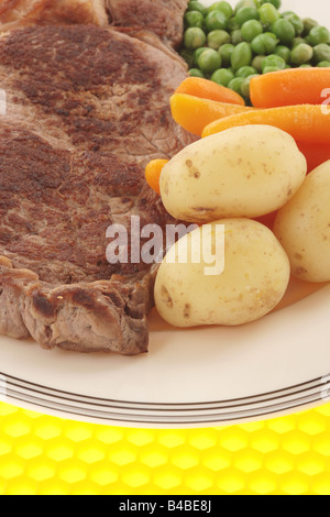 Ein frisch zubereitetes Rinderfilet Rind Steak mit Gemüse wie Erbsen, Karotten und Kartoffeln isoliert gegen einen weißen Hintergrund mit Keine Personen Stockfoto