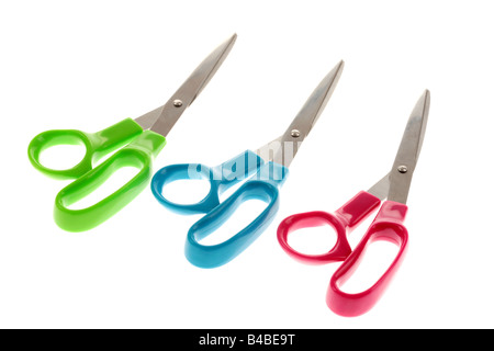 Paar Haushalt oder inländische Schneiden Schere mit Kunststoffgriffen Isoliert gegen einen weißen Hintergrund mit keine Menschen und einen Freistellungspfad Stockfoto