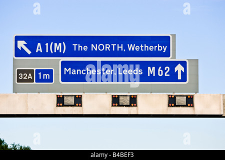 UK Autobahn Overhead Gantry Ziel und Ausfahrt Route Zeichen England UK Stockfoto