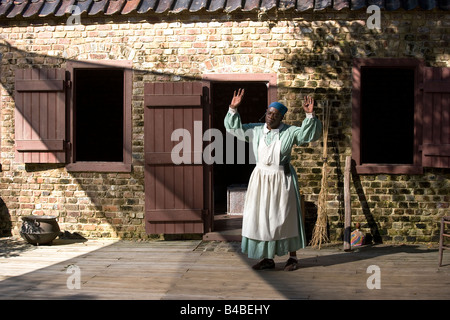 Ein Geschichtenerzähler, gekleidet wie ein Sklave erzählt Geschichten für Touristen an Boone Hall Plantation in Mt. Pleasant SC Toren Charleston Stockfoto