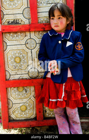 Ein nettes mongolische Mädchen steht im Eingangsbereich in traditionellen Haus ihrer Familie namens GER oder Jurte Stockfoto