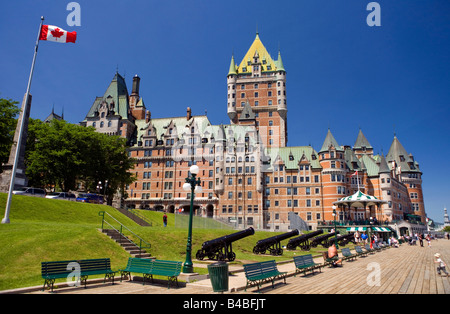 Kanons vor Le Chateau Frontenac Schloss und Hotel in Old Quebec City von Dufferin Terrace, Quebec, Kanada betrachtet. Stockfoto