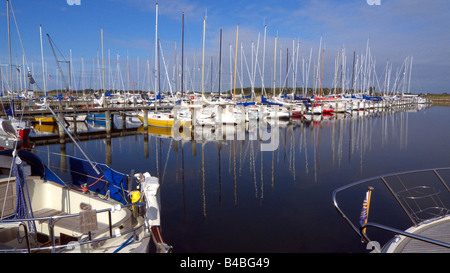 Vertäut Sportboote am Marina Fjordparken vom Limfjord in West Aalborg Dänemark Stockfoto