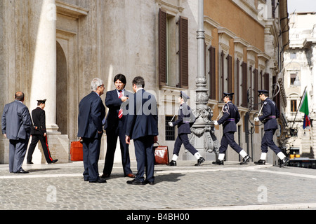 Wachablösung am Palazzo Montecitorio Rom Italien Stockfoto