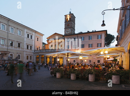 Gäste in einem Straßencafé Santa Maria in Trastevere Kirche im Hintergrund Rom Italien Stockfoto