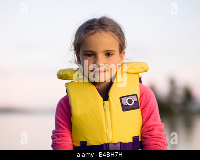 Mädchen in einem persönlichen Float-Gerät Stockfoto