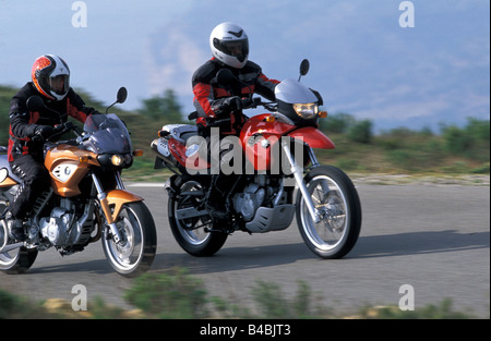 Motor Cycle, Enduro, BMW F 650 GS, rot, Baujahr 2002, fahren geradeaus, schräg von vorne, Seitenansicht, landsappr Stockfoto