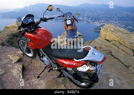 Motor Cycle, Enduro, BMW F 650 GS, rot, Baujahr 2002, stehend, Aufrechterhaltung, Diagonal von hinten, Seitenansicht, landsapprox.e, Stockfoto