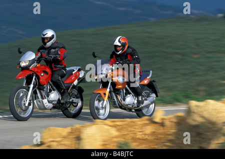 Motor Cycle, Enduro, BMW F 650 GS, rot, Baujahr 2002, fahren geradeaus, schräg von vorne, Seitenansicht, landsappr Stockfoto