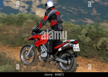 Motor Cycle, Enduro, BMW F 650 GS, rot, Baujahr 2002, geradeaus fahren, diagonal von hinten, Seitenansicht, landsappro Stockfoto