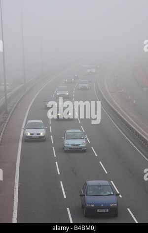 Verkehr in Nebel auf der Autobahn M1 in Nottinghamshire, England, Vereinigtes Königreich Stockfoto