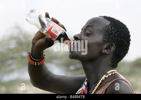 Ein Maasai trinken Coca Cola, Narok, Kenia Stockfoto