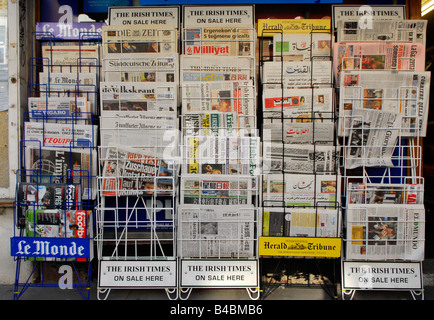 Auswahl an englischen und ausländischen Zeitungen zum Verkauf am Kiosk, Chiswick, West London, UK. Stockfoto