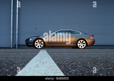 Auto, BMW 645 Ci, Roadster, Coupé/Coupe Modelljahr 2003-Anthrazit, FGHDS, stehend, Aufrechterhaltung, Seitenansicht, Einfahr-und Prüfstrecke Stockfoto